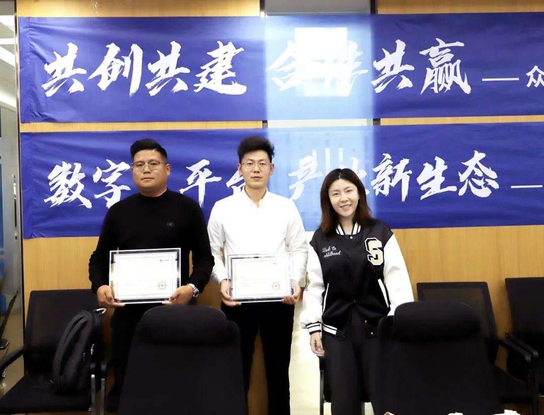 华体会开户-华体会（中国）
高级副总裁山海授予商户“华体会开户-华体会（中国）
特邀顾问”荣誉.jpg